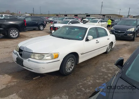 2002 Lincoln Town Car Signature z USA, uszkodzony, nr VIN 1LNHM82W42Y659125